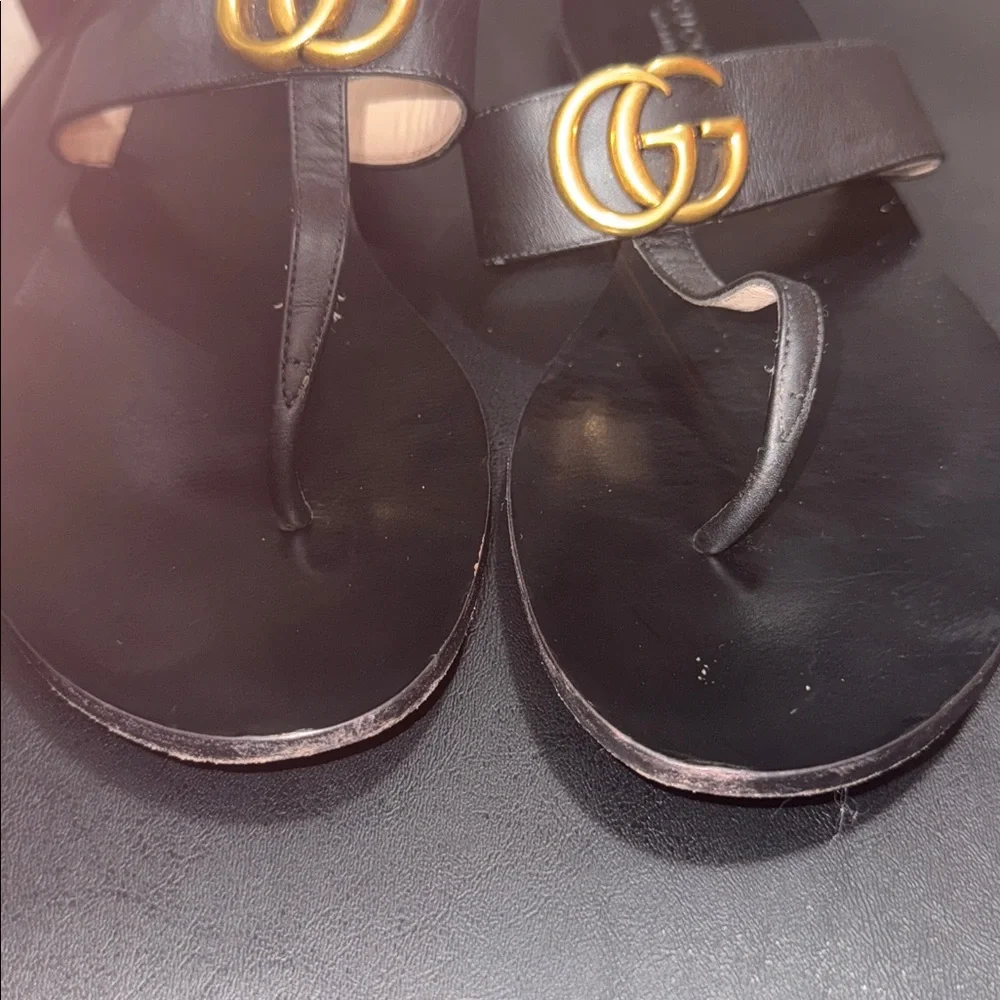 Gucci Women's Sandals in Black with Gold Logo - Picture 2 of 7